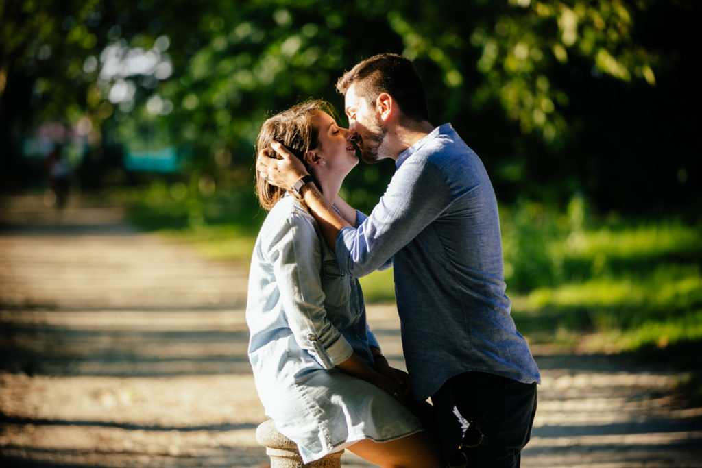 fotografia con bacio coppia al parco