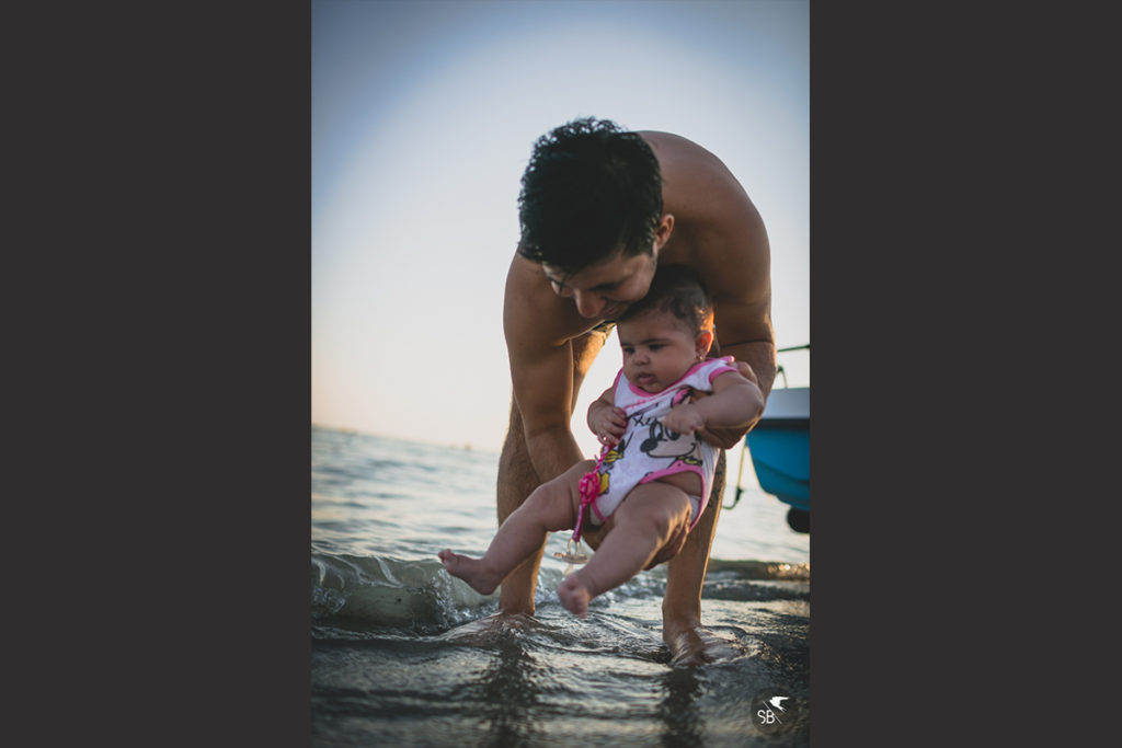 immagine di papà che gioca con la figlia in acqua