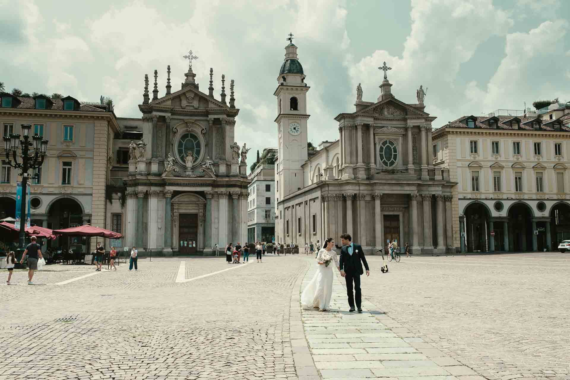 sposa e sposo in piazza San Carlo a torino