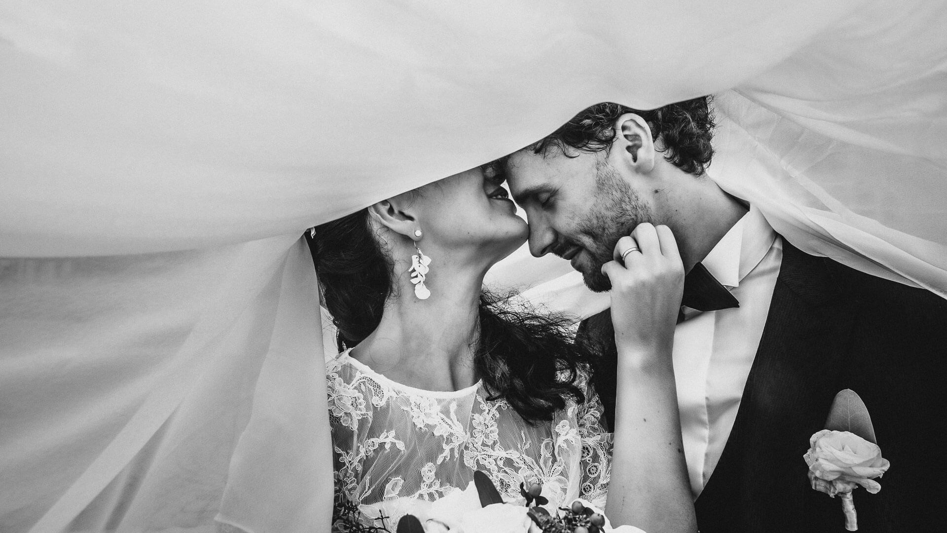 sposa bacia sposo sotto il velo piazza San Carlo torino
