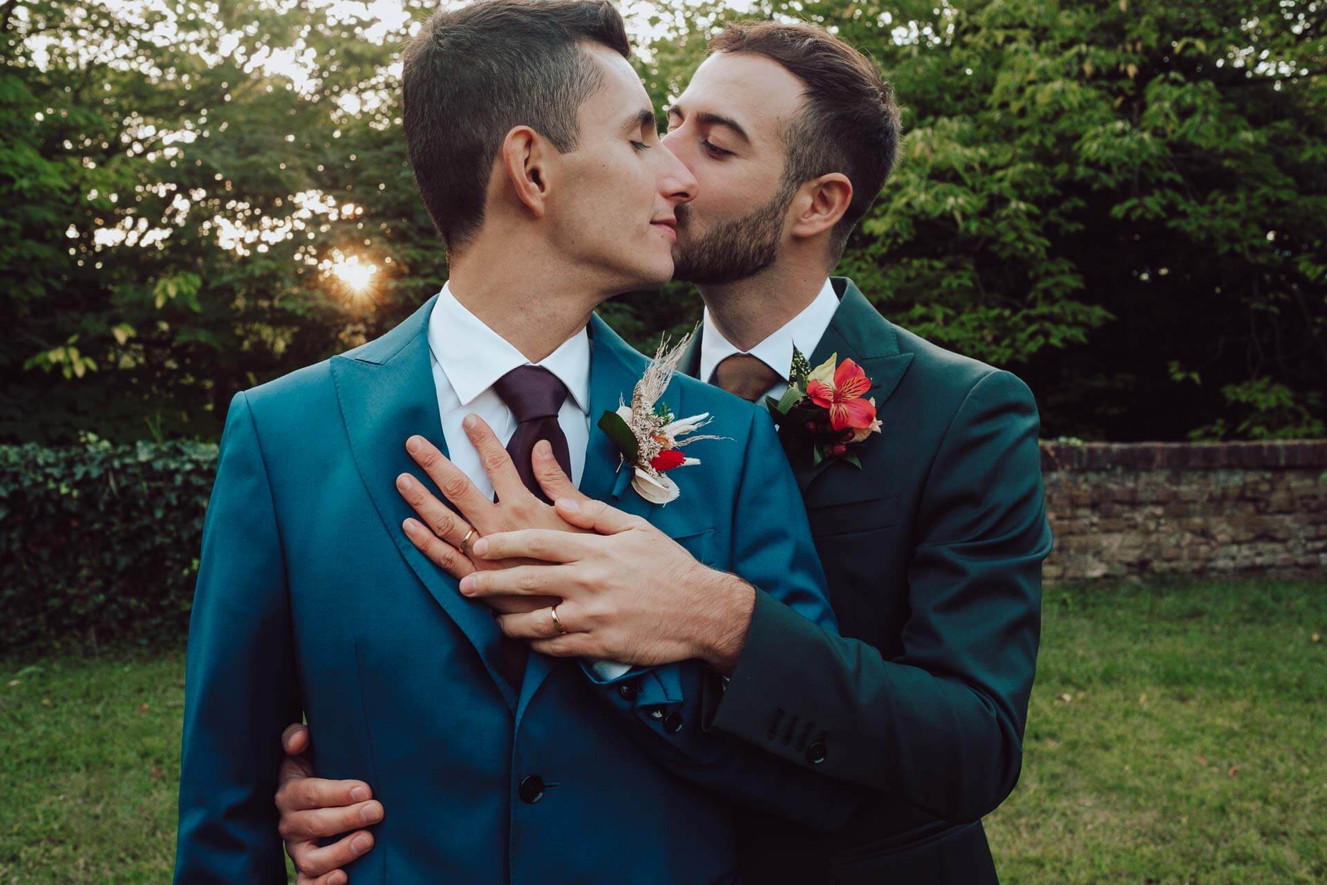 sposi gay si baciano