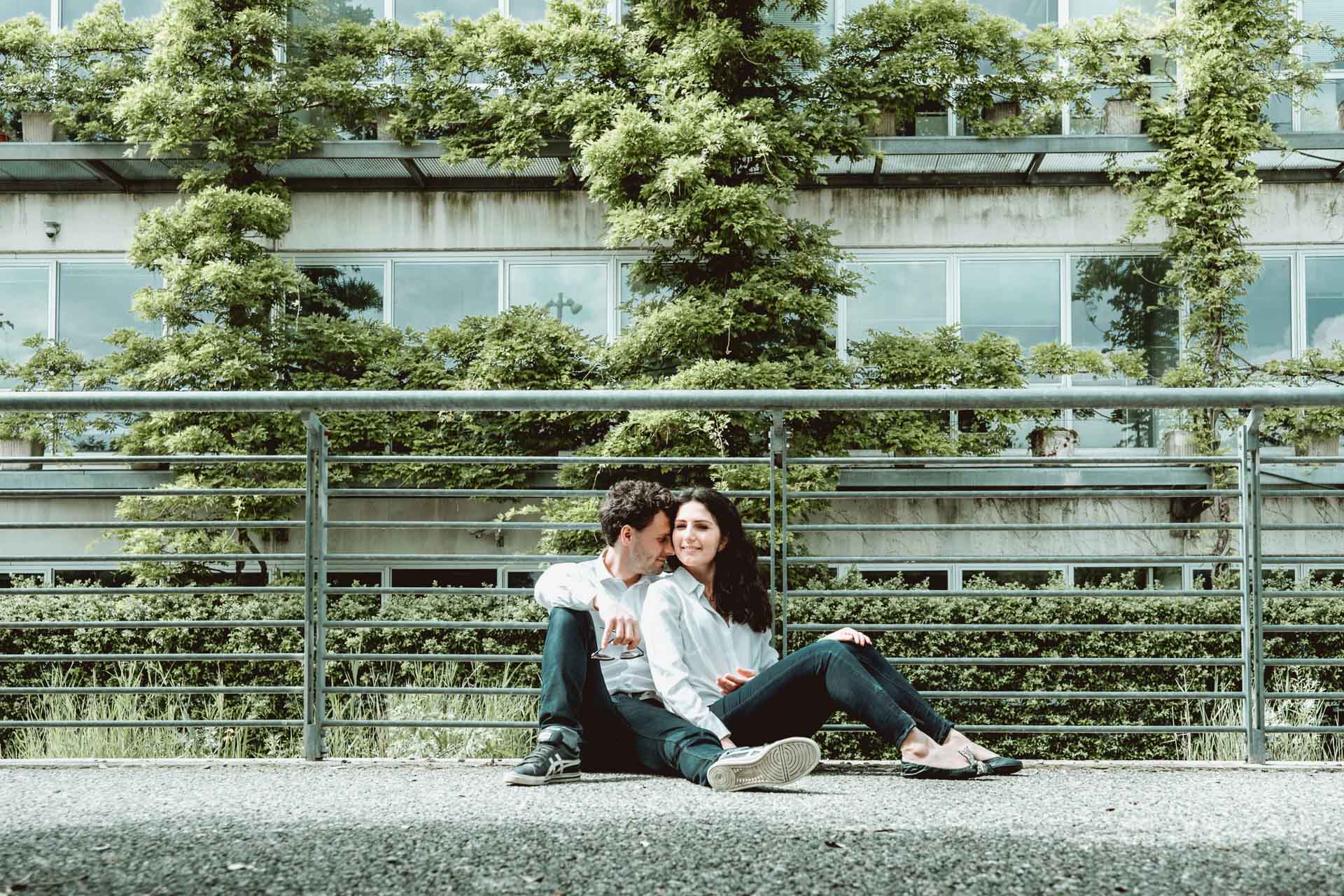 coppia seduta per terra che si abbraccia